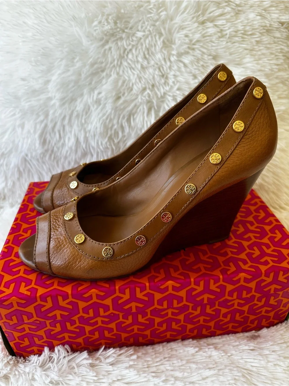 Tory Burch Nelson Royal Tan Leather Gold Stud Peep Toe Wedge Heels Size: 10